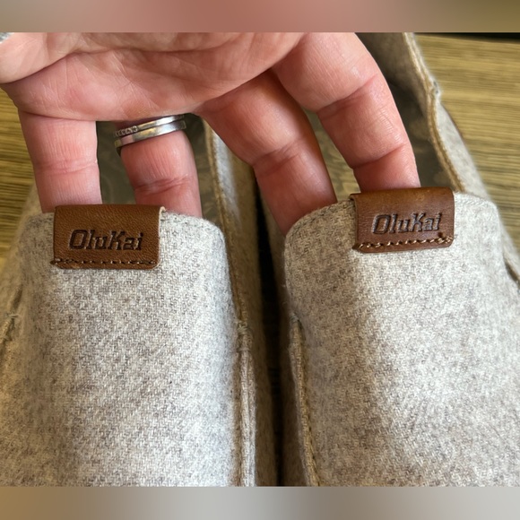 OluKai Men\'s Manoa Hulu Slip-On Loafers - Light Gray and Brown main image 5